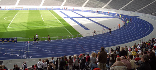 Die blaue Tartanbahn im Olympiastadion