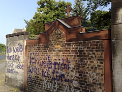 Friedhofsmauer mit Graffiti