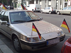 Auto mit Deutschlandfahnen