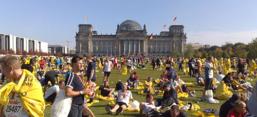 Läufer nach dem Marathon vor dem Reichstag