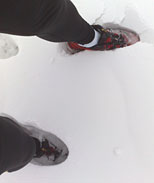 Laufschuhe im tiefen Schnee