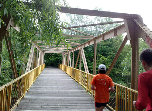 Läufer auf Brücke