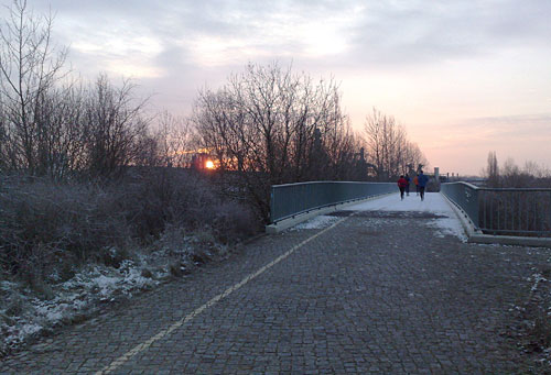 Läufer vor Sonnenaufgang