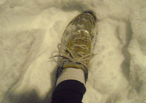 Laufschuhe im Schnee