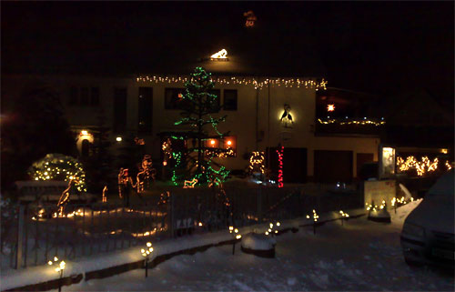 Haus mit Weihnachtsbeleuchtung