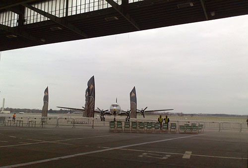 Flugzeug vor Hangar auf dem Flughafen Tempelhof