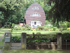 Tonnenförmiges Haus mit Garten