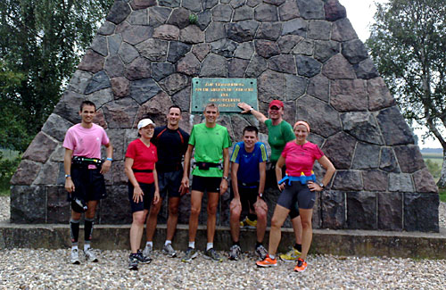 Läufer-Gruppe vor Bülow-Pyramide