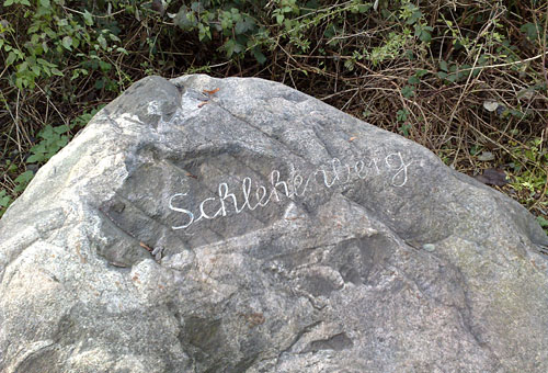 Findling-Stein mit Aufschrift Schlehenberg