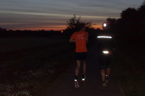 Läufer vor einem Sonnenaufgang
