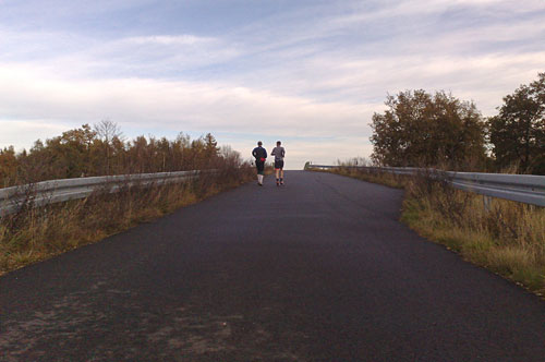 Läufer auf Brücke