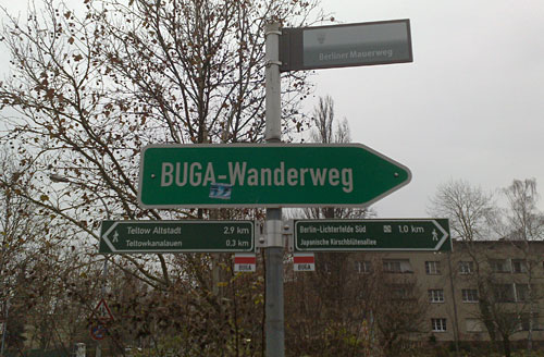 Viele Schilder: Buga-Wanderweg, Berliner Mauerweg, Japanische Kirschblütenallee