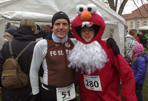 Läufer im St.-Pauli-Trikot und Läufer im roten Muppet-Kostüm