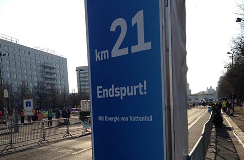 Berliner Halbmarathon 2013: Schild km 21