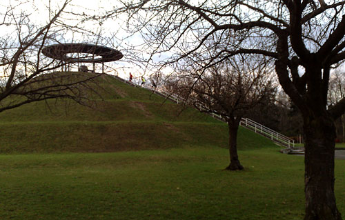 Läufer laufen die Treppe zum Lilienthal-Denkmal hoch