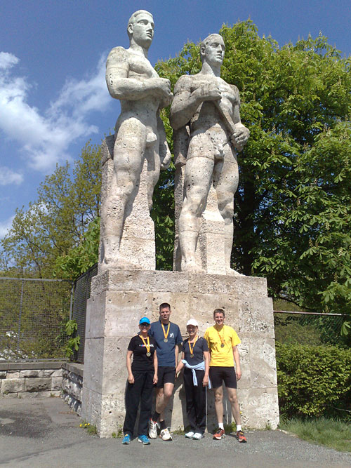 Läufer-Gruppenbild an den Statuen der Stafettenläufer