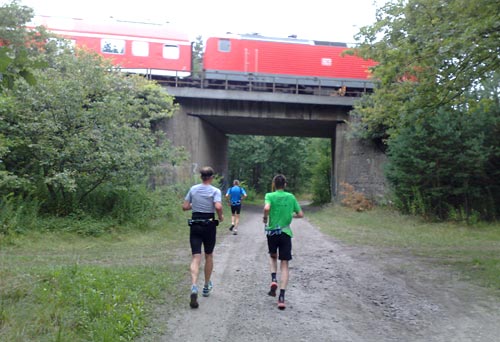 Läufer unterqueren die Bahnstrecke bei Genshagen