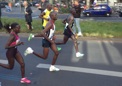 Die erste Frau und spätere Siegerin Florence Kiplagat inmitten ihrer Pacemaker beim Berlin-Marathon 2013