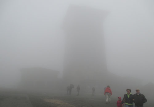 Der Turm auf dem Brocken ist im Nebel kaum zu sehen