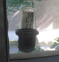 Thermometer zeigt 27,3 Grad