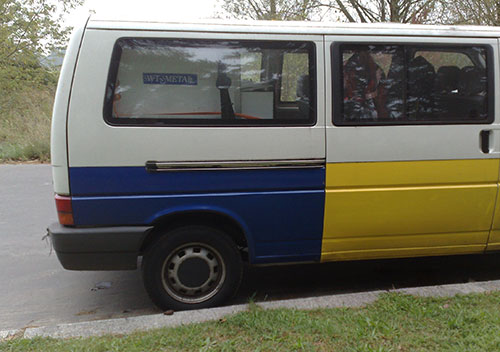 Transporter mit blau-gelber Lackierung