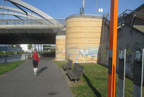 Läufer am Teltowkanal in Rudow