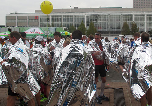 Marathon-Finisher mit wärmenden Alufolien