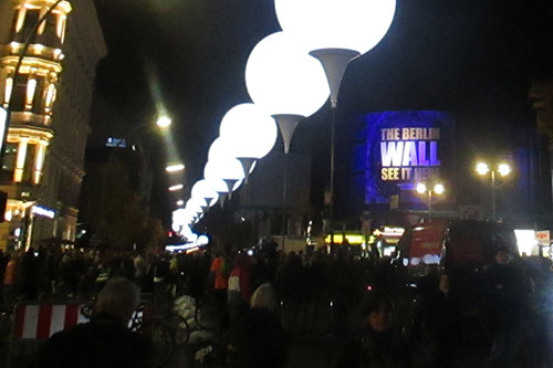 Leuchtende Ballons und Wandwerbung The Berlin Wall