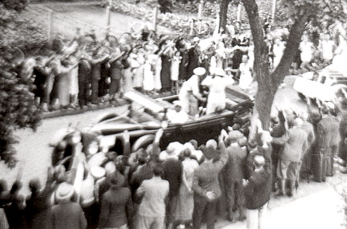 Olympia 1936 – Eintreffen des Fackelläufers am Nassen Dreieck, Höhe Schulgarten, in Berlin-Marienfelde