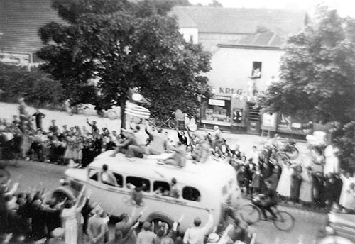 1936 – Begleitmannschaft vom Olympischen Komitee in Berlin-Marienfelde und Presse, Höhe Krug-Drogerie 20