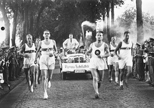 Olympia 1936: Fackelläufer auf einer Allee bei Berlin-Marienfelde
