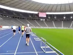 Läufer auf der blauen Bahn des Berliner Olympiastadions