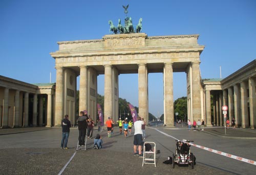 Mauerstein-Aktion am Brandenburger Tor