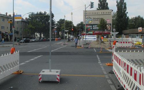 Kreuzung in Rudow mit roter Ampel