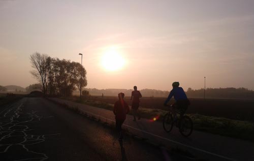 Läufer bei Sonnenaufgang