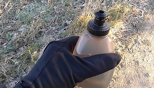 Läufer-Wasserflasche im Winter bei Minustemperaturen