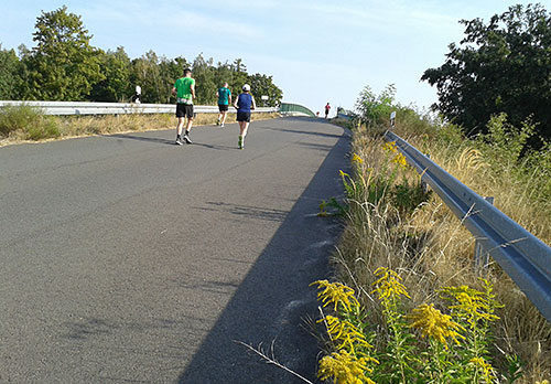 Läufer auf der Brücke über die L76