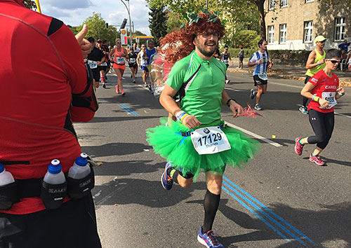 Marathon-Läufer im grünen Tutu