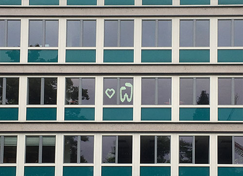 Bürogebäude-Fassade mit Werder-W aus Bürostickern am Fenster