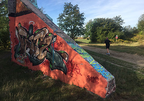 Graffitibesprühter verfallener Brückensockel