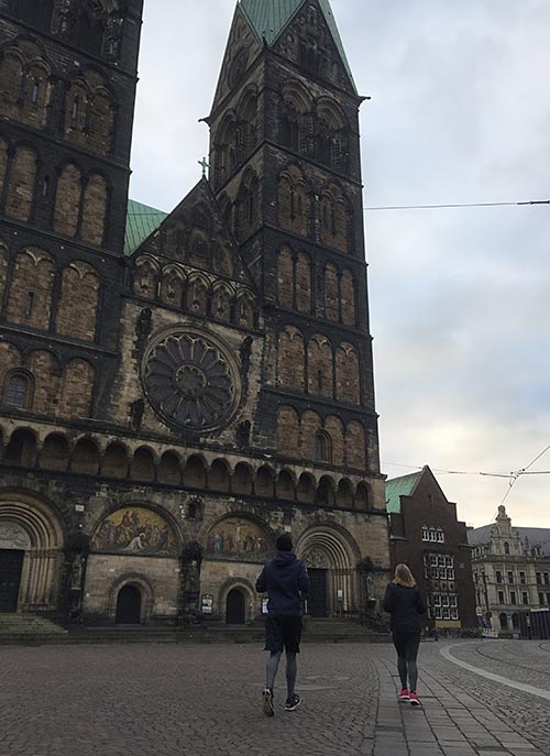 Läufer vor dem Bremer Dom