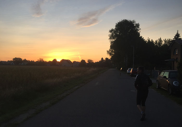 Läufer vor einem schönen Sonnenaufgang