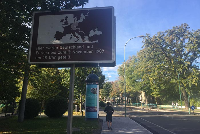Schild „Hier waren Deutschland und Europa bis zum 10. November 1989 um 18 Uhr geteilt.“