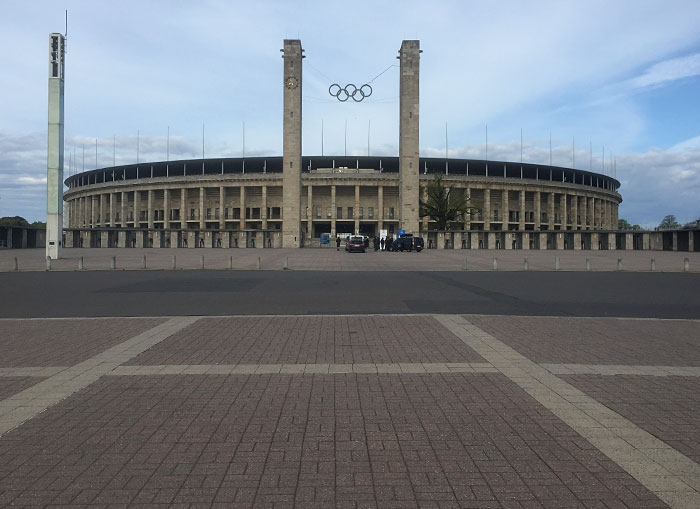 Olympiastadion Berlin mit den Olympischen Ringen zwischen den Türmen