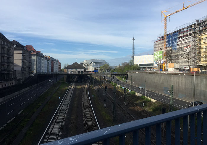 Blick auf die S-Bahn-Gleise und den Berliner Funkturm