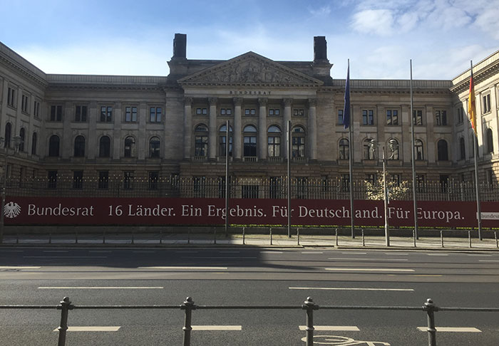 Bundesratsgebäude, davor Banner