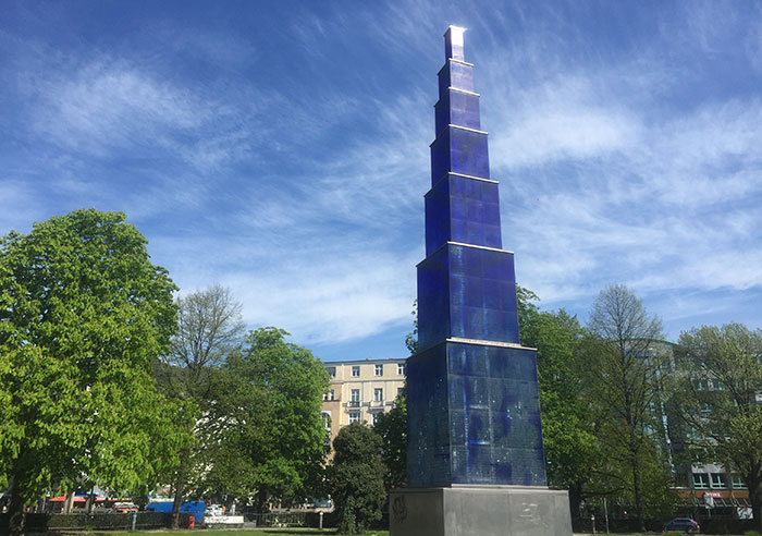 Blauer Obelisk am Theodor-Heuss-Platz