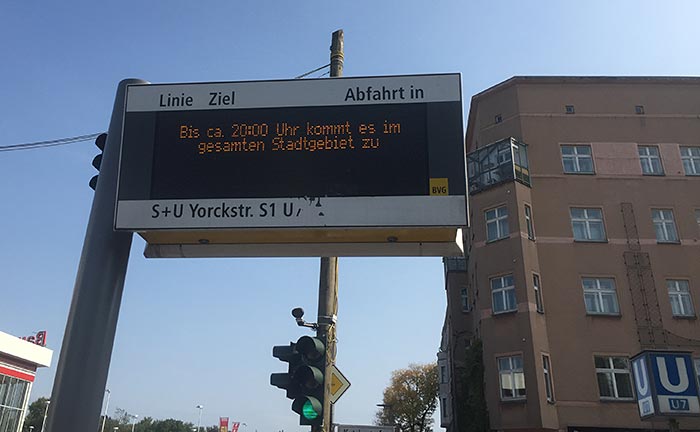 Digitale Anzeige der BVG: „Bis ca. 20:00 Uhr kommt es im gesamten Stadtgebiet zu“ und dann nichts mehr