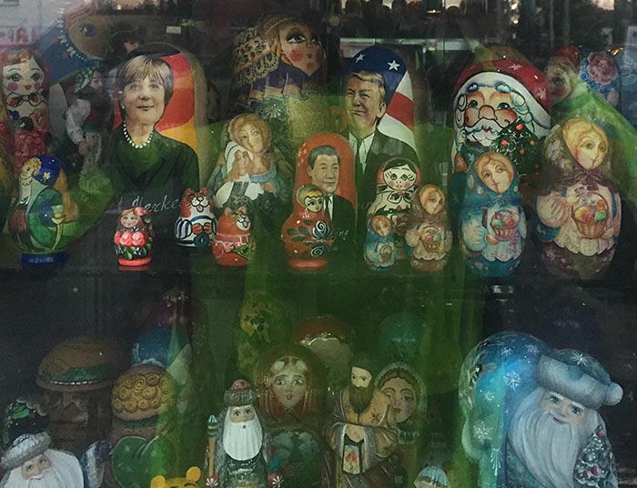 Schaufenster mit vielen individuell bemalten Matrjoschkas – von traditionell bis zum Weihnachtsmann, Angela Merkel und Donald Trump