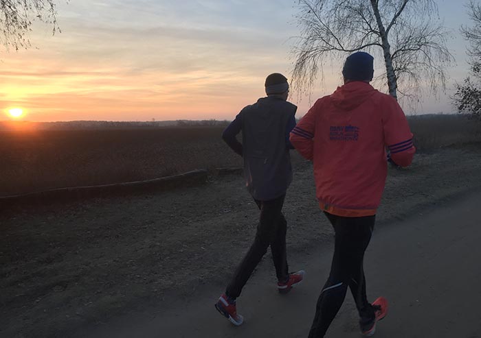 Läufer vor der aufgehenden Sonne